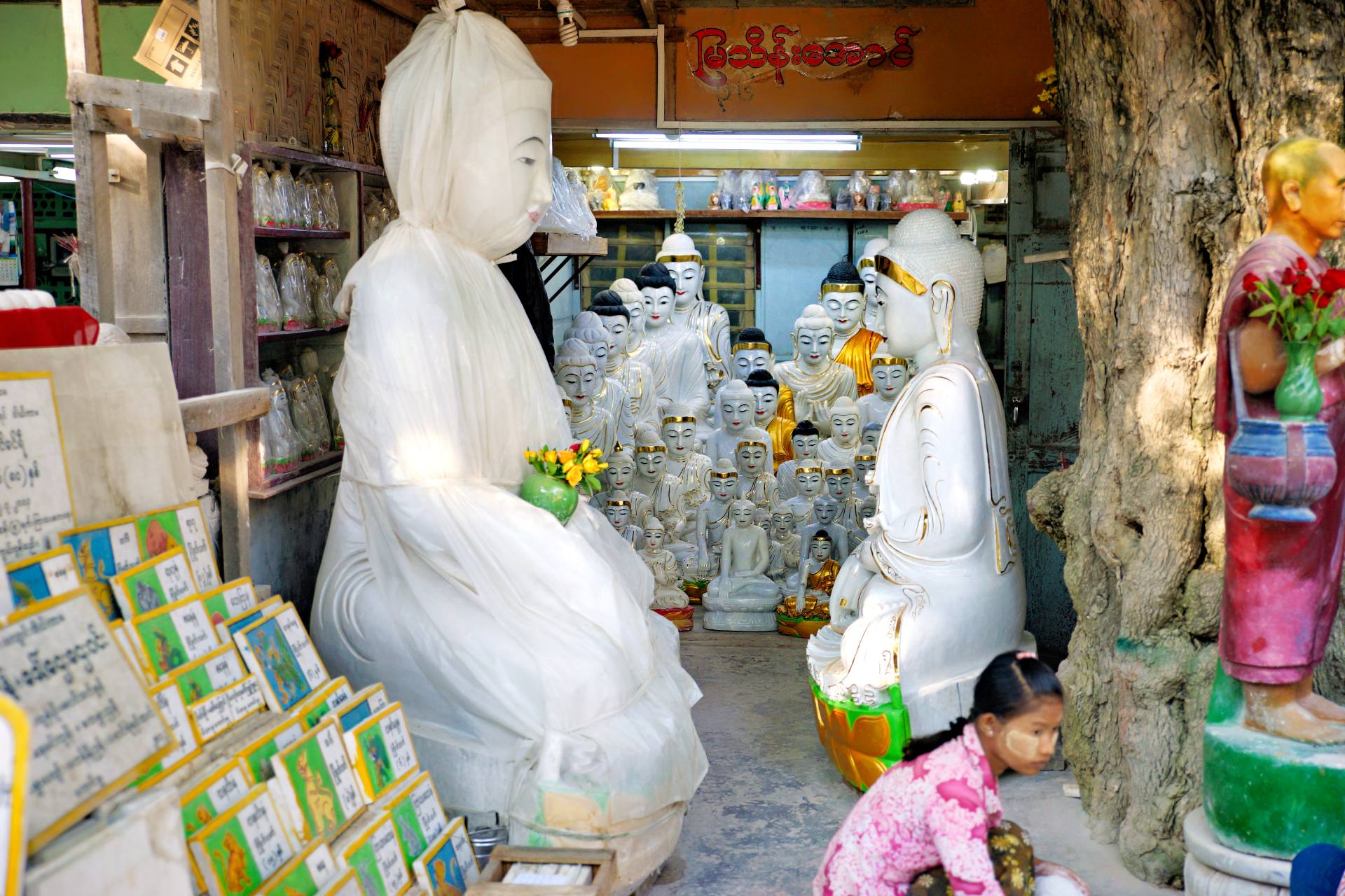 Straße der Steinmetze: Unweit der Mahamuni-Pagode erstreckt sich die 84. Straße, in der sich eine Werkstatt an die nächste reiht. Hier fertigen Steinmetze hunderte Buddhas und andere heilige Figuren in verschiedensten Formen, Farben und Größen. Die Statuen werden überwiegend aus Marmor gehauen, wobei meist strahlend weißer, aber auch gelegentlich grauer oder zart hellblauer Marmor zum Einsatz kommt.